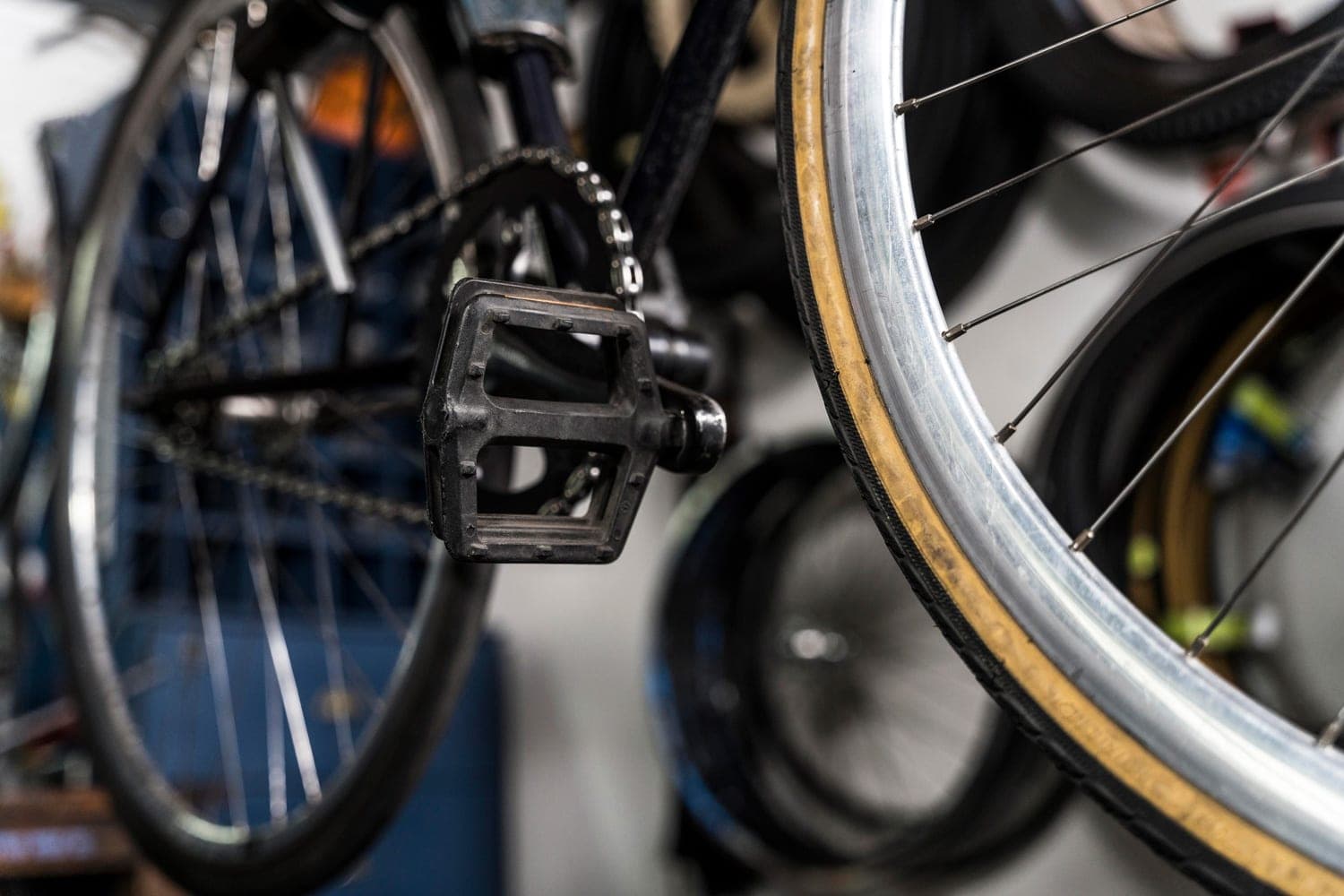 Monteur aan het werk in de fietsenwerkplaats van Bike U Like